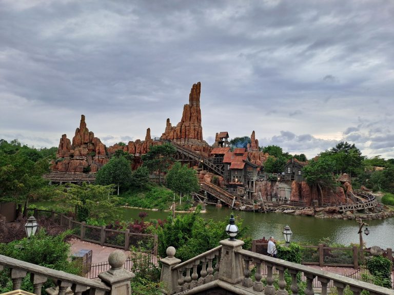 Attraction Big Thunder Mountain : Le train de la mine au parc Disneyland Paris (parc d'attraction en France)