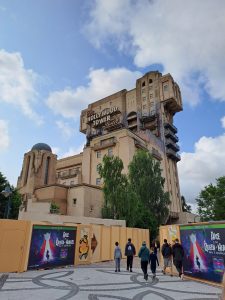 Vue impressionnante de la Tour de la Terreur à Disneyland Paris, l'une des attractions phares du parc Walt Disney Studios