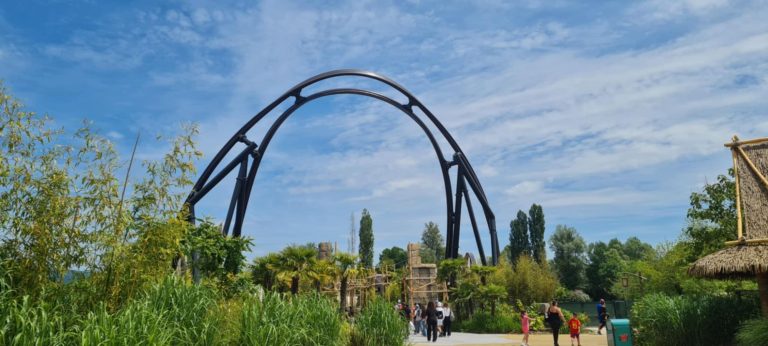 Montagnes russes Mahuka à Walibi Rhône-Alpes (parc d'attractions en France) avec ses virages spectaculaires
