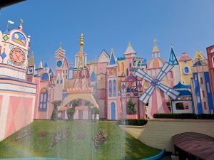 L'attraction It's a Small World à Disneyland Paris avec ses célèbres poupées colorées représentant le monde entier