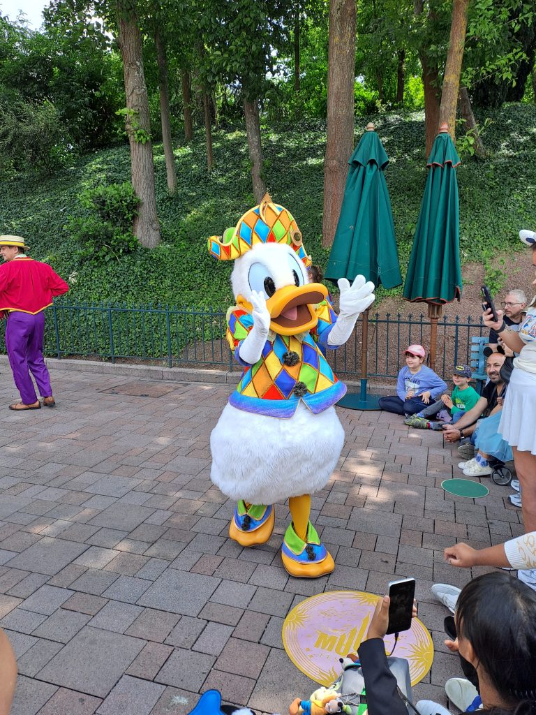Donald en pleine performance musicale pendant le spectacle l'Accordéoniste avec Daisy à Disneyland Paris