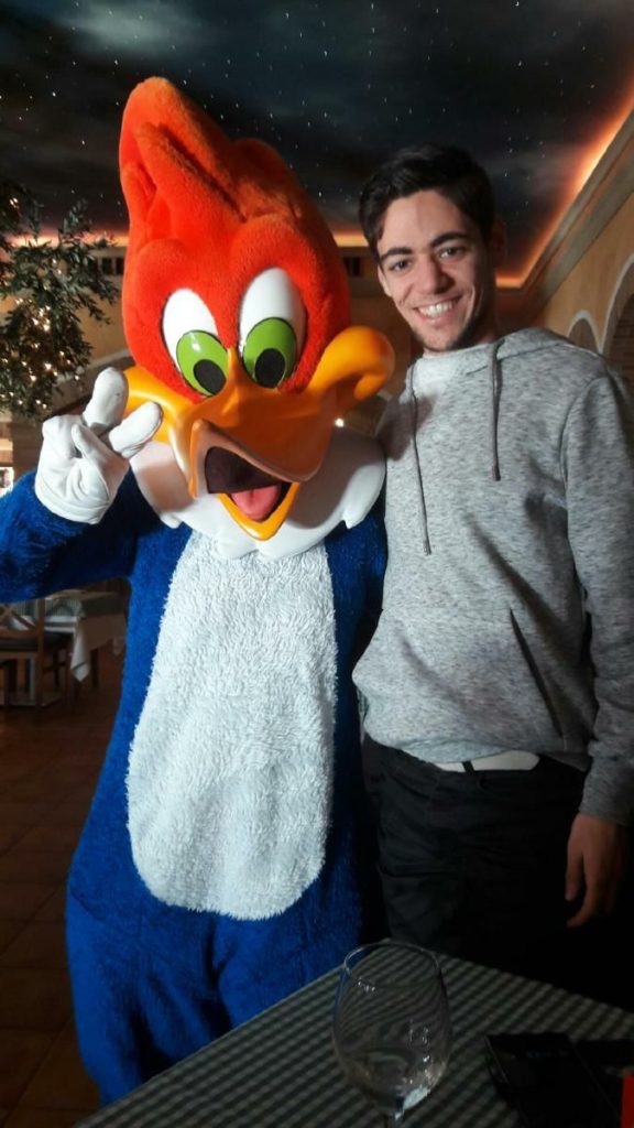 Photo souvenir avec Woordy Woodpecker à PortAventura, la mascotte emblématique du parc - Parc d'attractions en Europe
