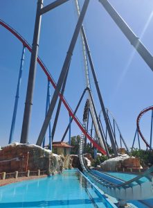 Montagne russe Shambhala à PortAventura - sensations fortes et descentes vertigineuses