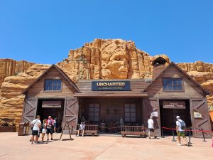Attraction Uncharted - aventure immersive et montagnes russes en intérieur