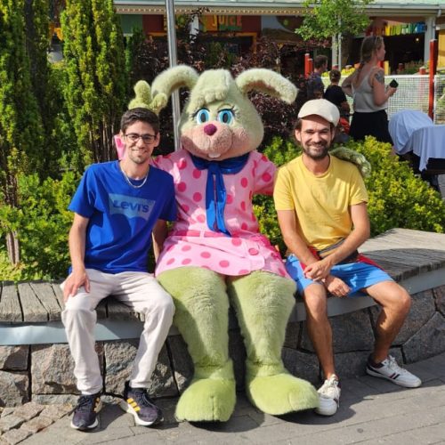 Rencontre avec une des mascottes dans le parc d'attraction de Liseberg à Göteborg