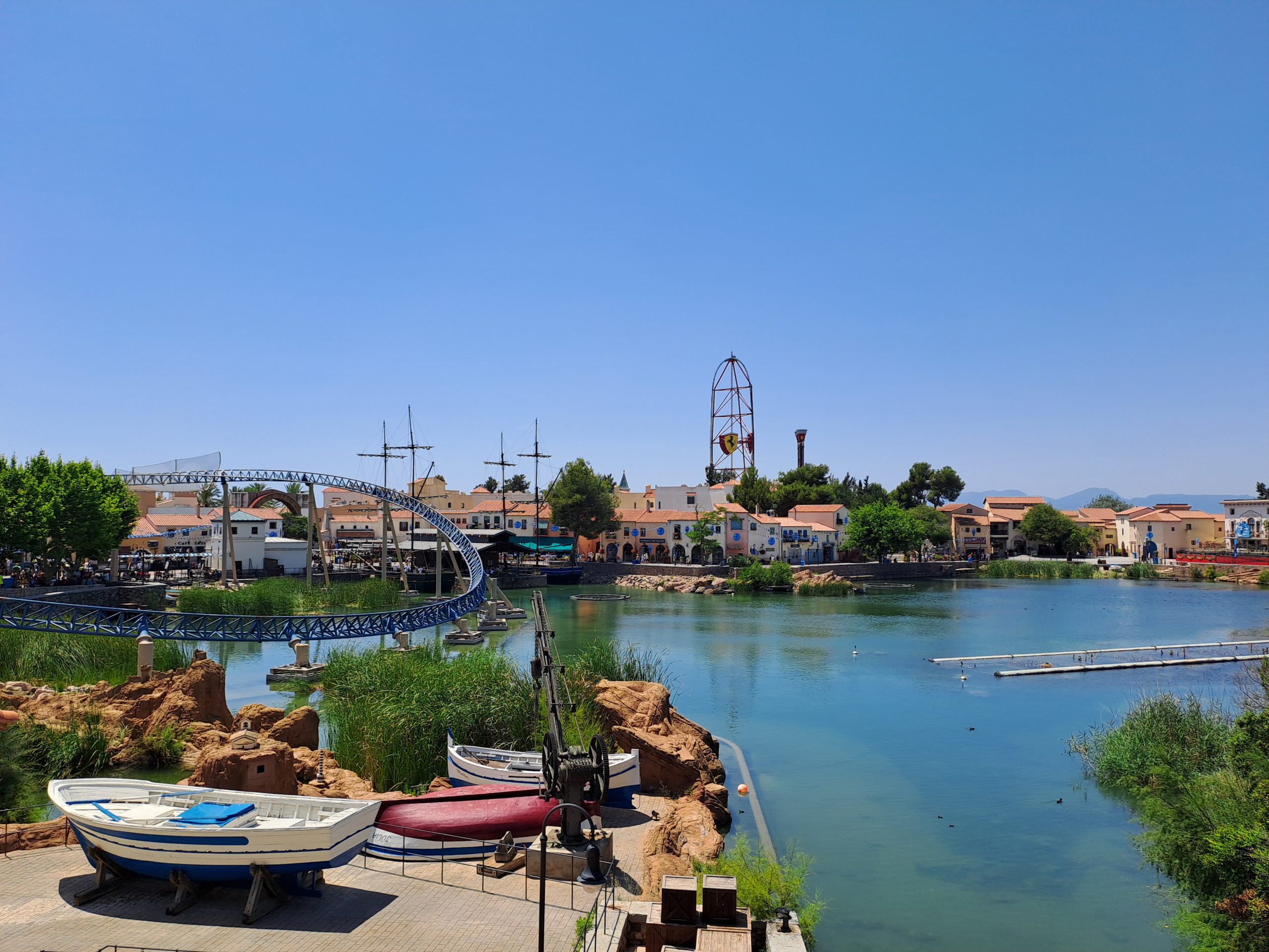 Entrée du parc d'attractions avec montagnes russes en arrière-plan