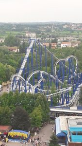 Vue sur une montagne russe du parc d'attractions Gardaland en Italie